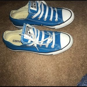Blue low top unisex Converse